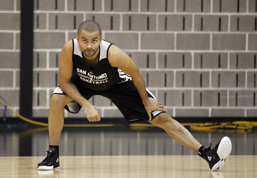 Tony Parker fa stretching. Action Images